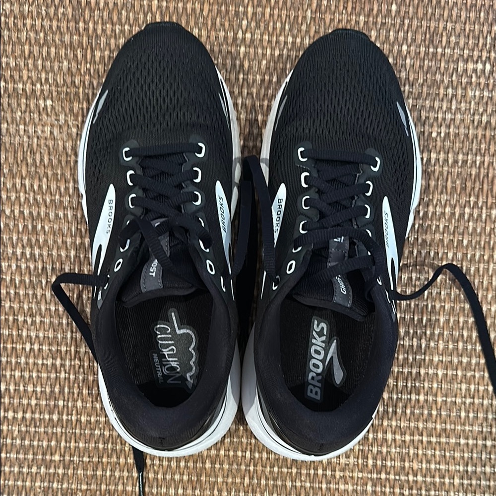 Brooks Ghost women’s tennis shoes Size 8